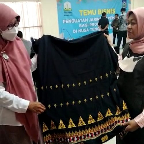 Promosikan Produk Aceh Di NTB, Hj. Asmidar Serahkan Sarung Motif Singkil Sebagai Bingkisan