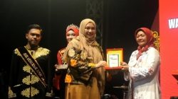 WhatsApp Image 2022 03 22 at 14.02.06 Pemerhati Budaya dan Tradisi, Hj. Asmidar Terima Anugerah Bungong Jamoe