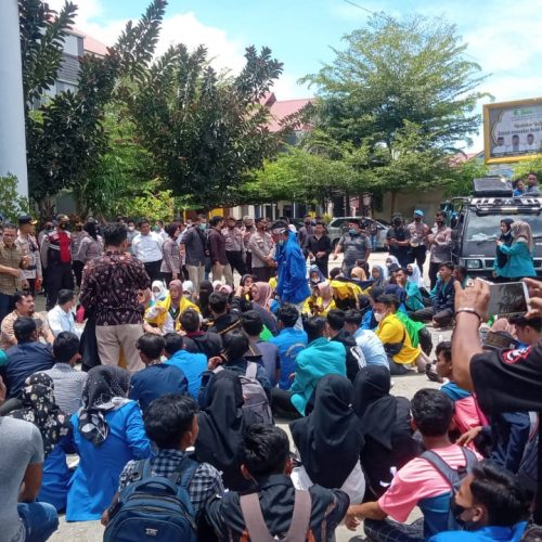 Aksi Demo 11 April Mahasiswa Kepung Gedung DPRK Agara Tuntut Tolak Jokowi 3 Periode