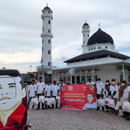 Semarakkan Ramadhan, Relawan Anggota DPR RI Fadhlullah Bagi-bagi Puluhan Ribu Takjil Gratis di Aceh
