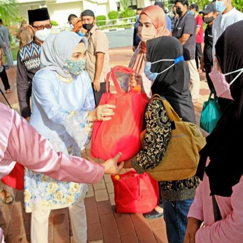 Bantuan Sembako Kedubes RI Brunei Darussalam Kepada Para Pekerja Migran Indonesia