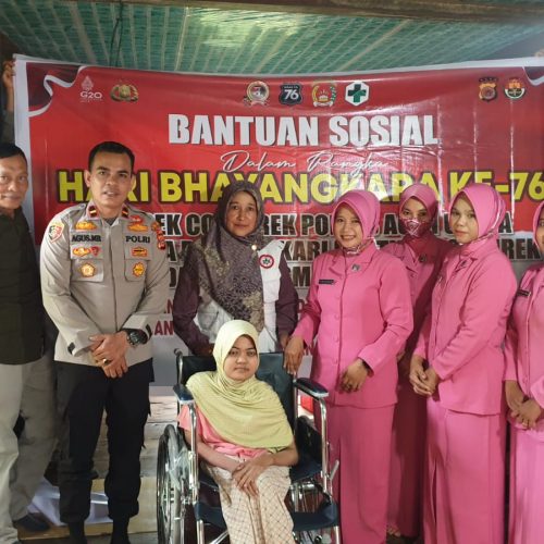 Sambut Bhayangkara ke 76, Jajaran Kepolisian Bantu Kursi Roda Penyandang Disabilitas