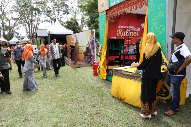 Gubernur Aceh Nova Iriansyah Kunjungi Stand Dekranas Aceh Utara
