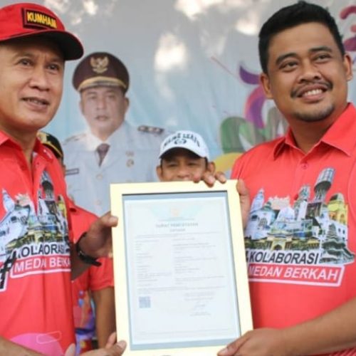 Kakanwil Sumut Imam Suyudi Serahkan Pencatatan Hak Cipta Kepada Walikota Medan
