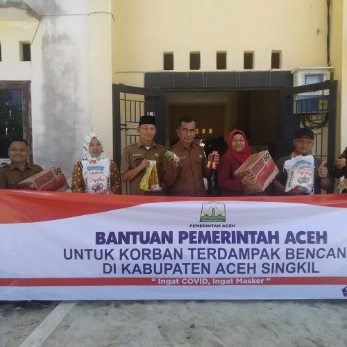 Secara Simbolis, Hj. Asmidar Serahkan Bantuan Pangan Untuk Masyarakat Korban Banjir di Aceh Singkil